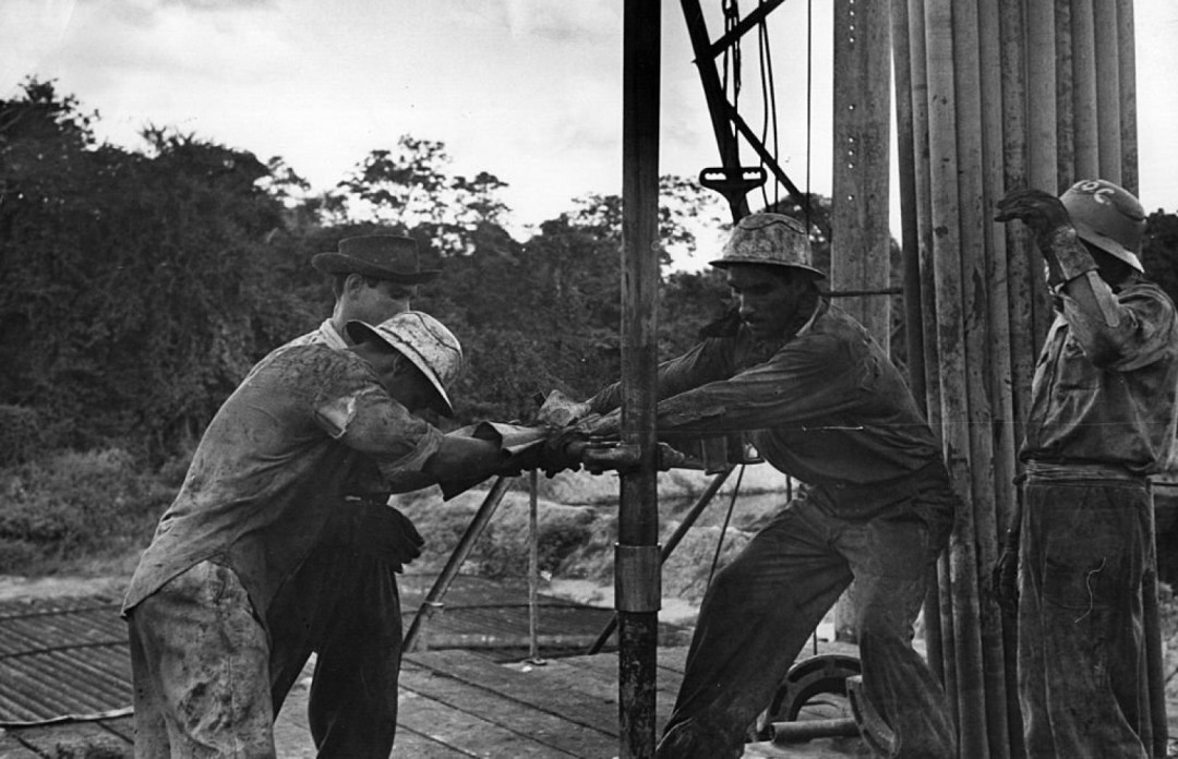 Obreros petroleros en Venezuela. Foto de los años 50.