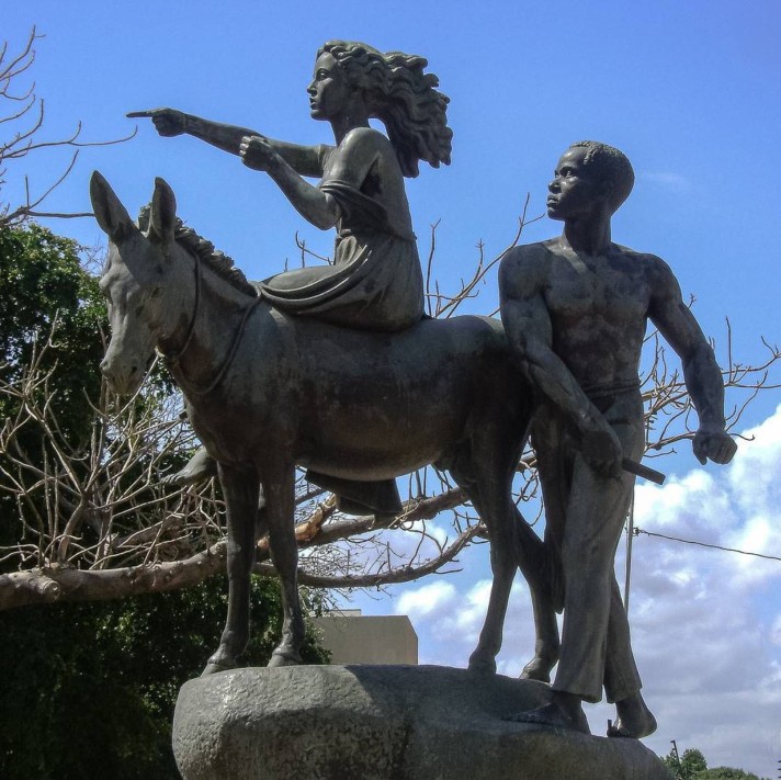 Ana María Campos y el negro Aguirre. Estatuas en El Milagro, Maracaibo.