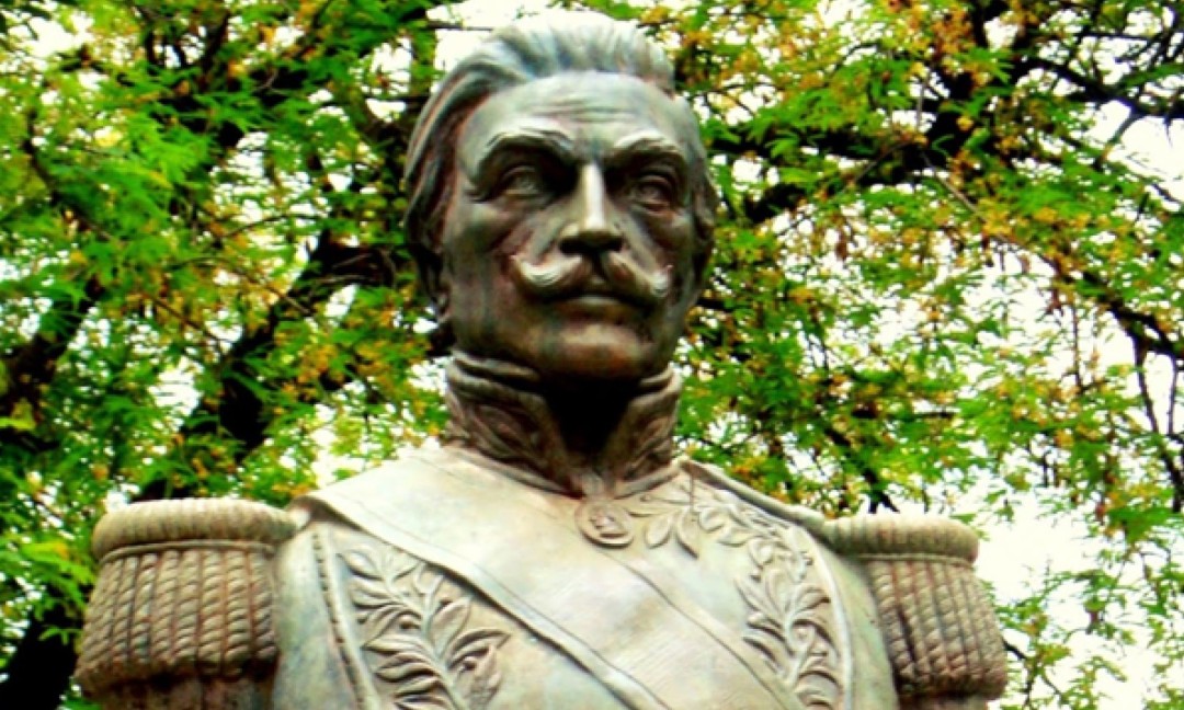 Busto de Pedro León Torres.
